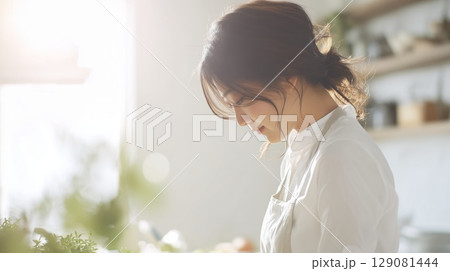 キッチンに立つ日本人女性 129081444