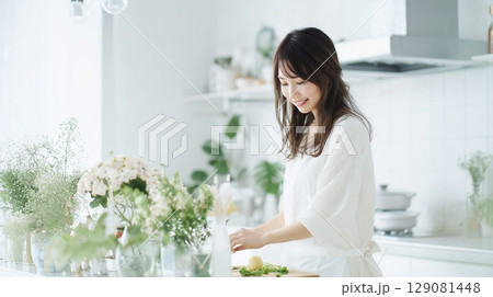 キッチンに立つ日本人女性 129081448