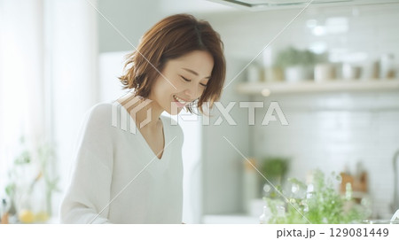 キッチンに立つ日本人女性 129081449