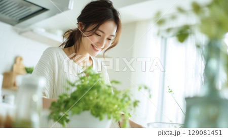 キッチンに立つ日本人女性 129081451