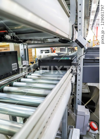 packing line in a logistics warehouse. conveyor belt in a modern production line 129081797