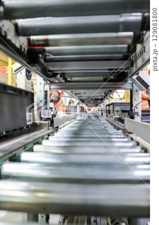 packing line in a logistics warehouse. conveyor belt in a modern production line 129081800