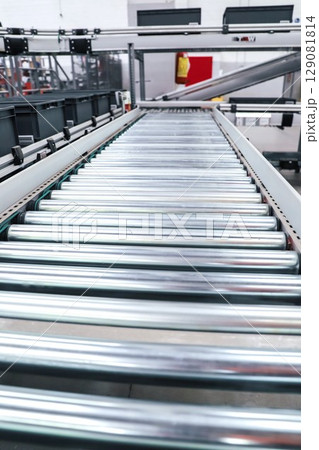 packing line in a logistics warehouse. conveyor belt in a modern production line 129081814