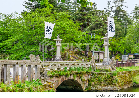 山形 上杉神社 軍旗の翻る参道 山形 上杉神社 軍旗の翻る参道 129081924