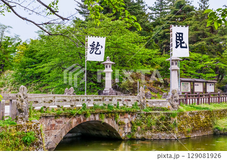 山形 上杉神社 軍旗の翻る参道 山形 上杉神社 軍旗の翻る参道 129081926