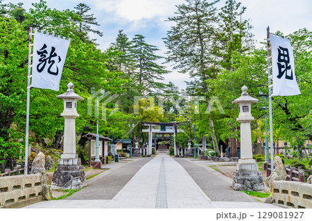 山形 上杉神社　軍旗の翻る参道 129081927