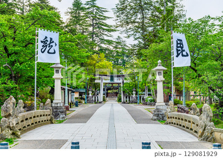 山形 上杉神社 軍旗の翻る参道 山形 上杉神社 軍旗の翻る参道 129081929