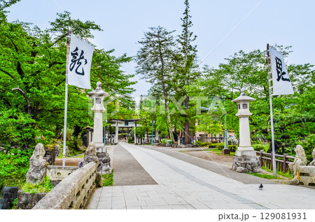 山形 上杉神社 軍旗の翻る参道 山形 上杉神社 軍旗の翻る参道 129081931