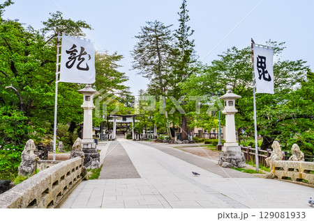 山形 上杉神社　軍旗の翻る参道 129081933