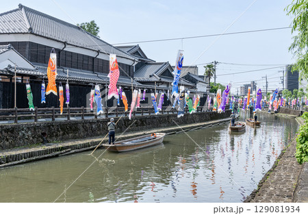栃木県栃木市 「蔵の街」周辺の巴波川を進む遊覧船と沢山の鯉のぼり 栃木県栃木市 「蔵の街」周辺の巴波川を進む遊覧船と沢山の鯉のぼり 129081934