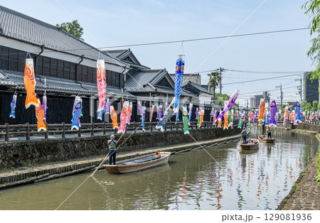 栃木県栃木市 「蔵の街」周辺の巴波川を進む遊覧船と沢山の鯉のぼり 栃木県栃木市 「蔵の街」周辺の巴波川を進む遊覧船と沢山の鯉のぼり 129081936