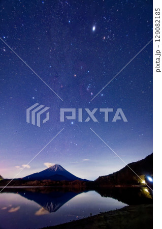 精進湖湖畔から見る富士山と冬の星座 129082185