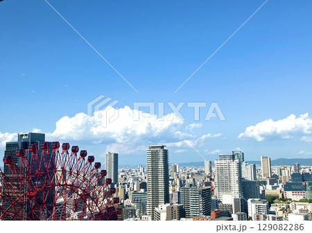 大阪の梅田のビルから眺める赤い観覧車のある風景 大阪の梅田のビルから眺める赤い観覧車のある風景 129082286