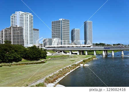 多摩川と二子玉川の街並み 129082416