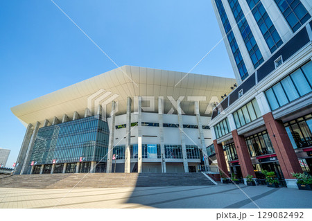 日本の横浜都市景観 みなとみらいのKアリーナと隣接するヒルトン横浜などを望む 129082492