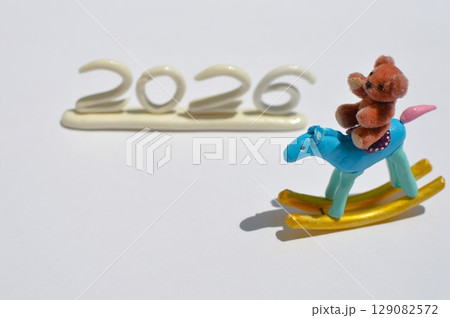紙粘土の木馬とテディベアの年賀素材　 129082572