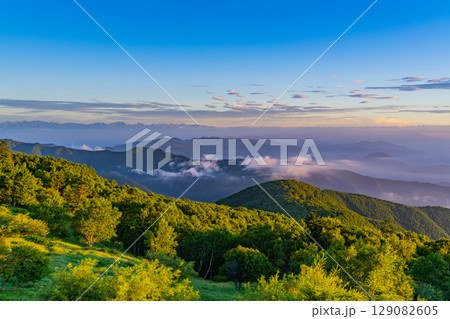【長野県】日本一高い位置にある道の駅・美ヶ原高原から見る北アルプス 129082605