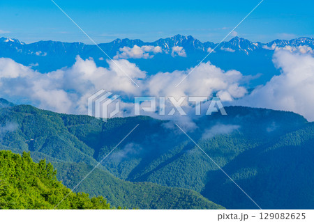 【長野県】日本一高い位置にある道の駅・美ヶ原高原から見る北アルプス 129082625