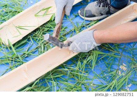 流しそうめん用の竹を金槌で加工する作業の様子 流しそうめん用の竹を金槌で加工する作業の様子 129082751