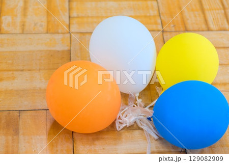 体育館の床に並んだカラフルな風船 129082909