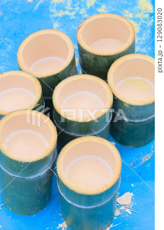 竹を切って作った手作りの器 竹を切って作った手作りの器 129083020