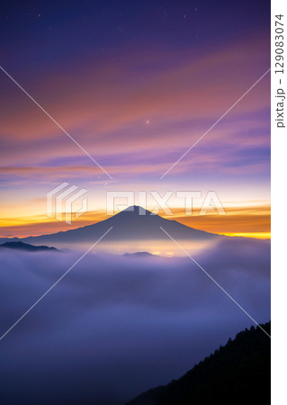 清水区吉原からの薄明の富士山と雲海 129083074