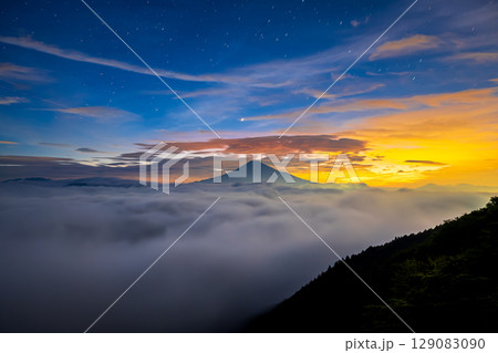 夜明け前の清水区吉原から見た雲海と富士山 夜明け前の清水区吉原から見た雲海と富士山 129083090