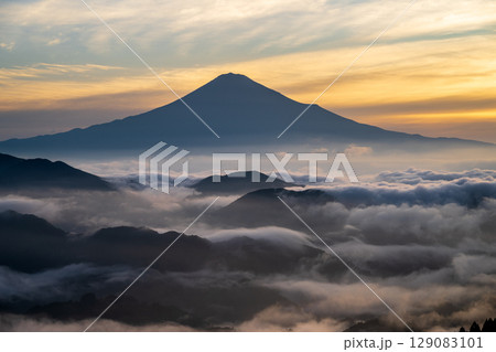 清水区吉原から見た雲海と夏富士 清水区吉原から見た雲海と夏富士 129083101