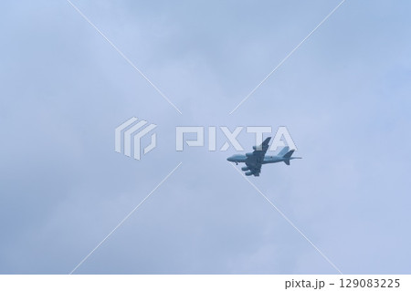 曇天の空を飛行する航空自衛隊C-2輸送機 129083225