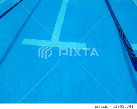 屋外プールの水面① 屋外プールの水面① 129083241