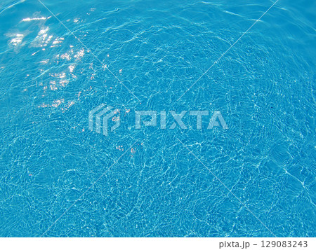 屋外プールの水面③ 129083243