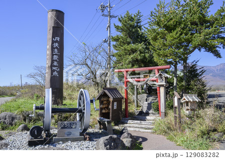 鉄道最高地点にある鉄道神社の鳥居と御神体の車輪 129083282
