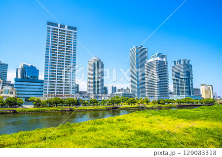 日本の横浜都市景観 横浜・リバーサイドのタワーマンション群などを望む 129083318