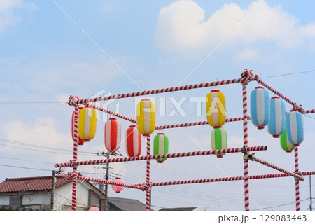 色とりどりの提灯と紅白のやぐら 129083443