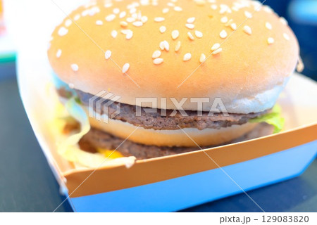 ダブルパティのハンバーガー　ごま付きバンズのボリューム満点バーガー 129083820