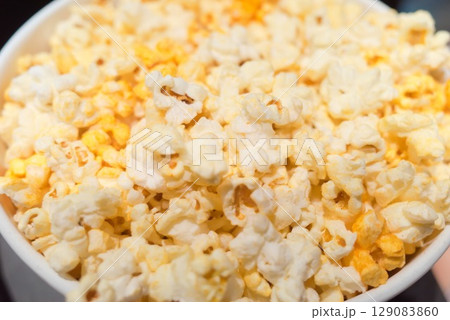 映画館で食べるポップコーンのクローズアップ写真 映画館で食べるポップコーンのクローズアップ写真 129083860