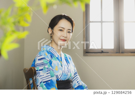 窓辺の浴衣の女性  129084256