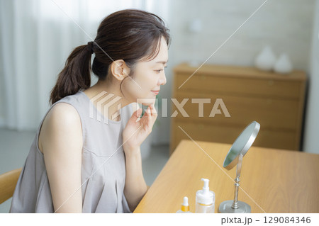 お肌が気になるミドル女性 129084346