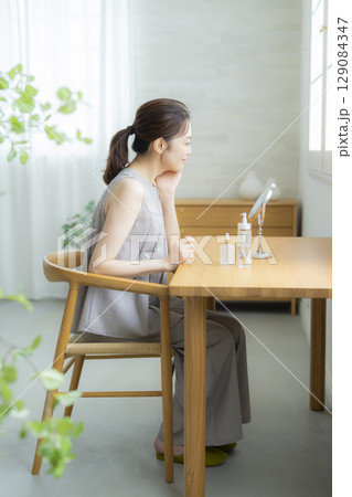 お肌が気になるミドル女性 129084347