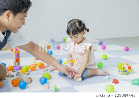 室内で遊ぶ子供 室内で遊ぶ子供 129084445