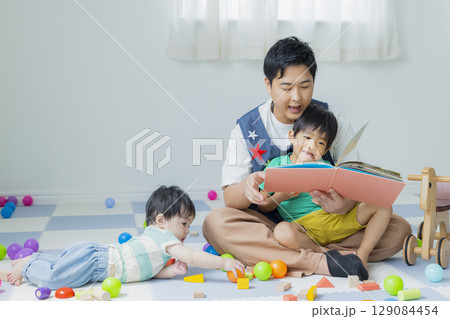 室内で遊ぶ子供 129084454