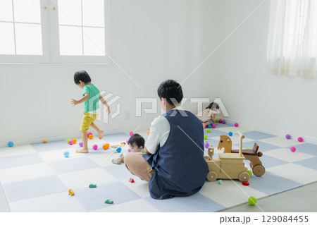 室内で遊ぶ子供 129084455