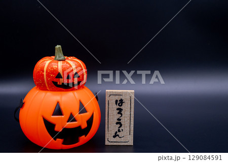 黒背景にジャックオランタン 129084591