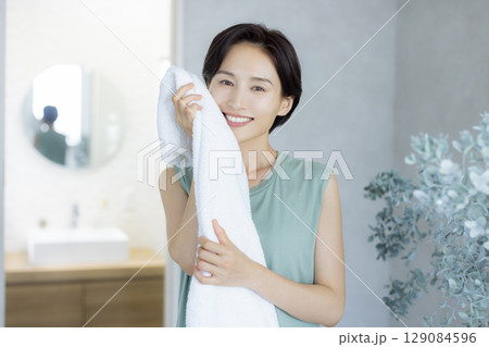 スキンケアをする洗面所の女性 129084596