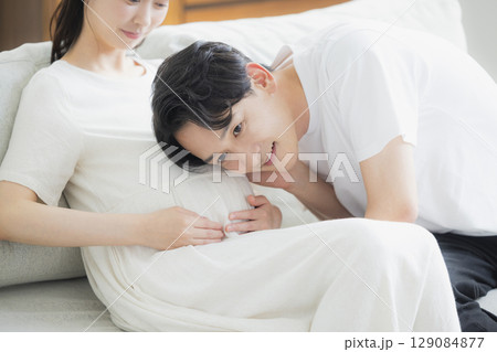 リビングの妊婦と夫  129084877
