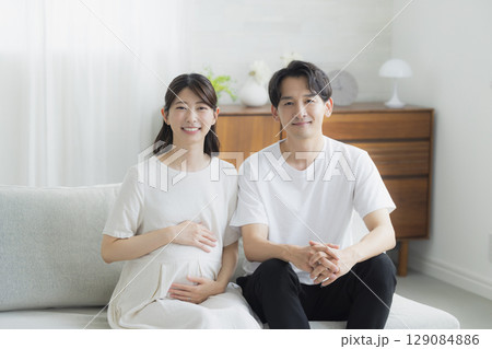 リビングの妊婦と夫  129084886