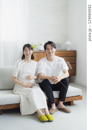 リビングの妊婦と夫  129084892