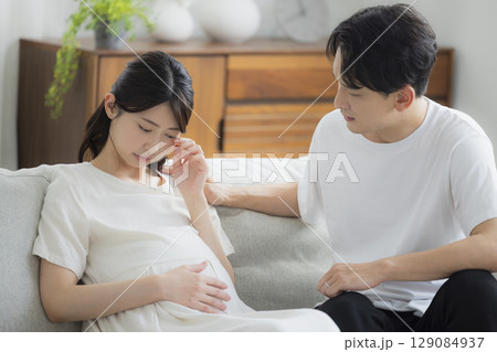 リビングの妊婦　  129084937