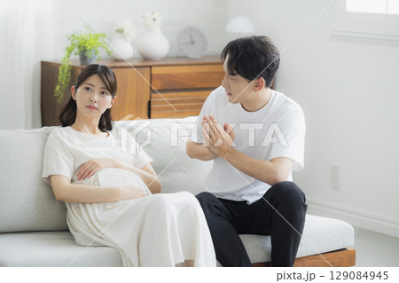 リビングの妊婦 リビングの妊婦 129084945