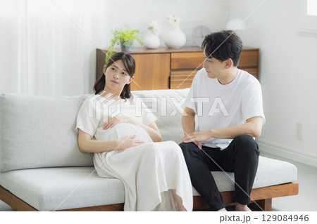 リビングの妊婦　  129084946